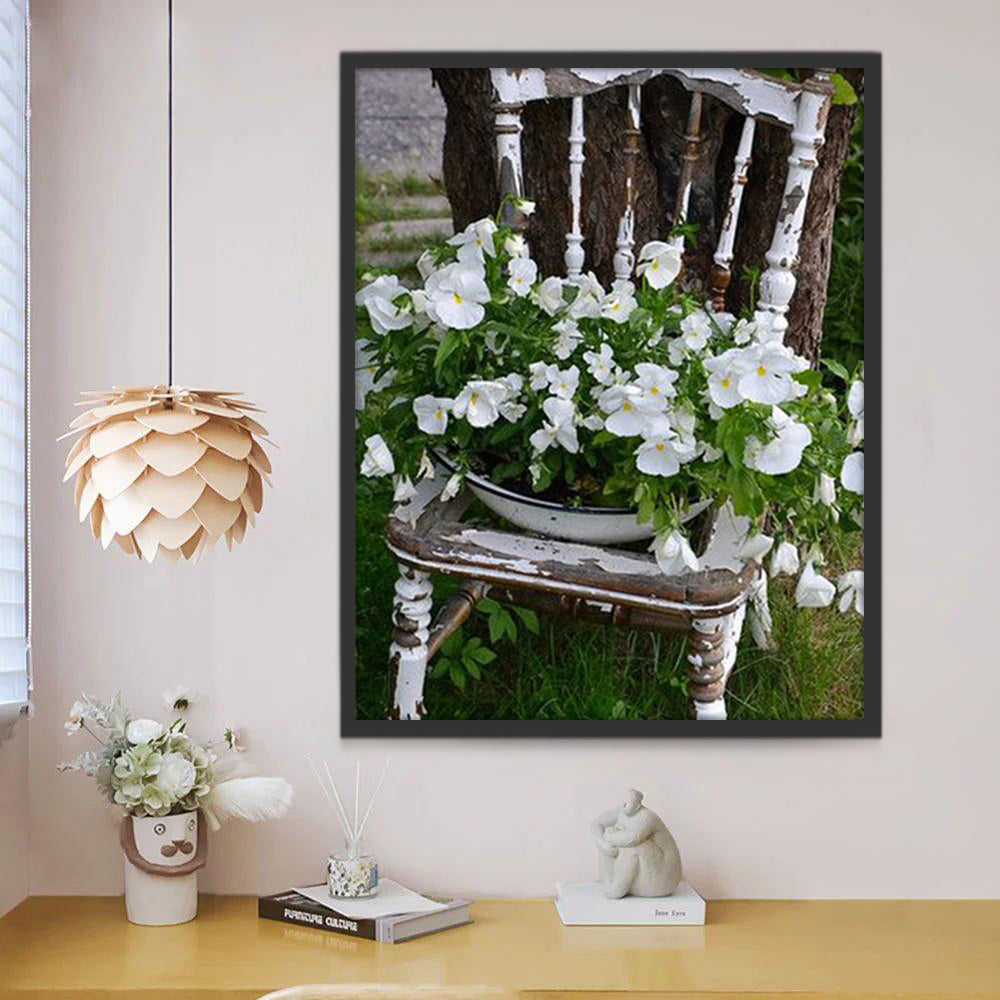 Fleurs Blanches sur la Chaise Délabrée Peinture par Numéros