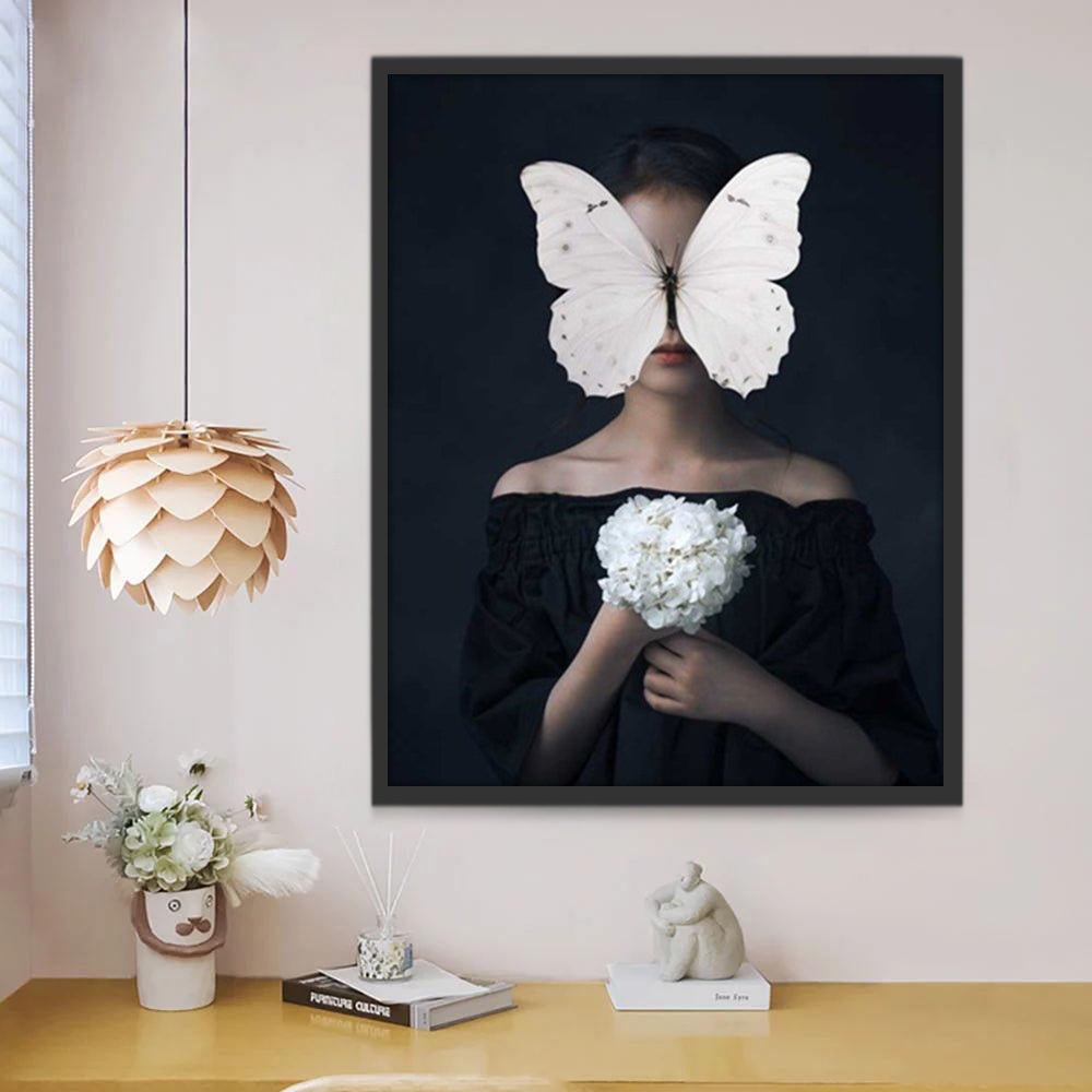 Papillon Blanc et Femme Tenant les Fleurs Blanches Peinture par Numéros