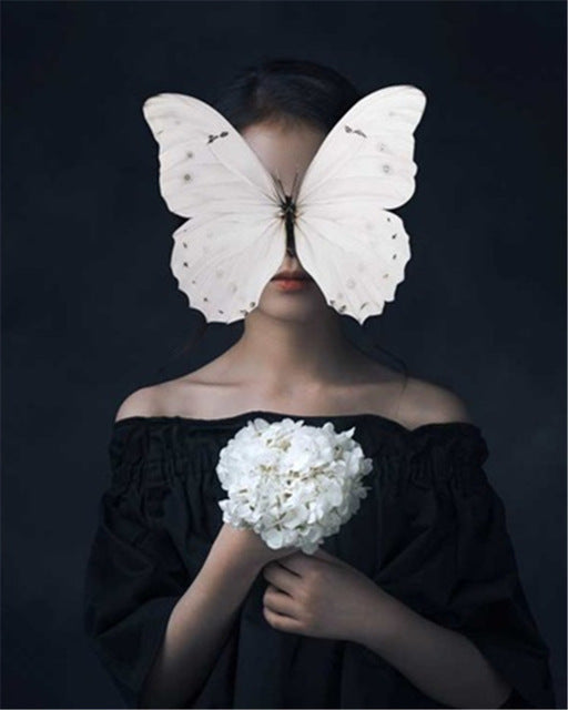 Papillon Blanc et Femme Tenant les Fleurs Blanches Peinture par Numéros